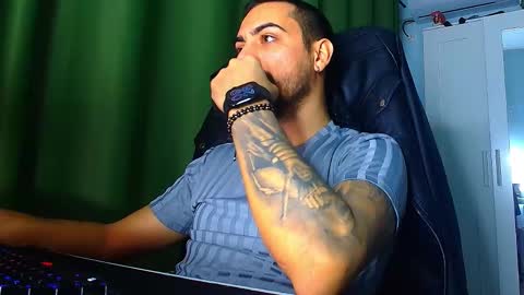 Snapshot of andrewbanner chatting on 12-18-25, 07:25 MasterRomania online show from 12-18-25, 07:25