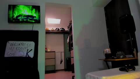 Snapshot of andrewjohnson0 chatting on 09-22-25, 04:20 Andrew Johnson online show from 09-22-25, 04:20