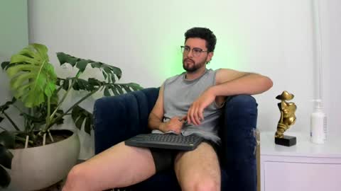 Snapshot of andrewstonee chatting on 07-08-26, 01:21 About me online show from 07-08-26, 01:21