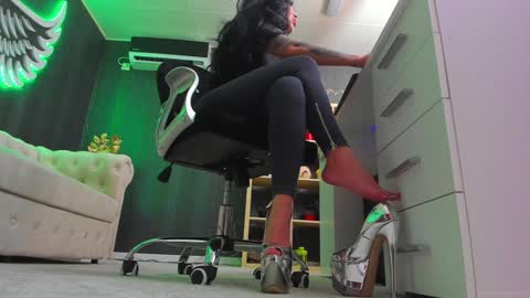 Snapshot of anemariejolie chatting on 01-12-25, 12:28 Anne online show from 01-12-25, 12:28