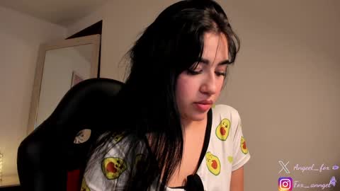Snapshot of angeel_fox chatting on 01-25-25, 11:43 Angel online show from 01-25-25, 11:43