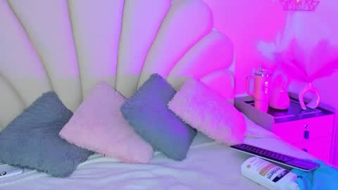 Snapshot of angel_bloom1 chatting on 05-08-26, 03:39 Angel online show from 05-08-26, 03:39