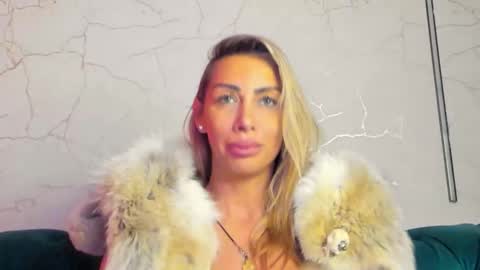 Snapshot of angel_wow_ chatting on 11-18-25, 05:12 Anysia online show from 11-18-25, 05:12