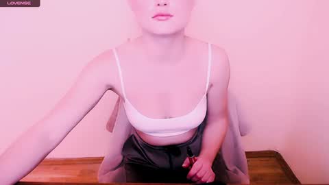 Snapshot of angelalice_ chatting on 01-21-25, 02:15 Alice online show from 01-21-25, 02:15