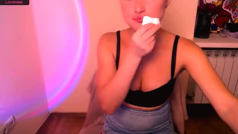 Snapshot of angelalice_ chatting on 09-30-25, 10:20 Alice online show from 09-30-25, 10:20