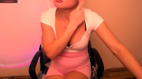 Snapshot of angelalice_ chatting on 10-27-25, 10:52 Alice online show from 10-27-25, 10:52