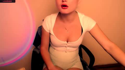 Snapshot of angelalice_ chatting on 10-30-25, 09:22 Alice online show from 10-30-25, 09:22