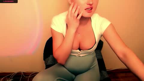 Snapshot of angelalice_ chatting on 12-01-25, 12:10 Alice online show from 12-01-25, 12:10