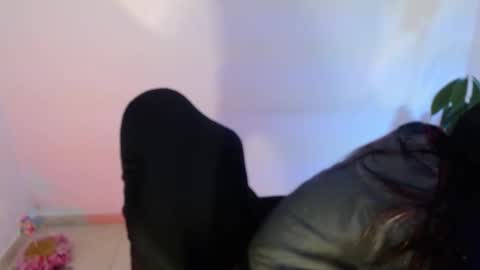 Snapshot of angele_johnson chatting on 10-01-25, 07:42 angele online show from 10-01-25, 07:42