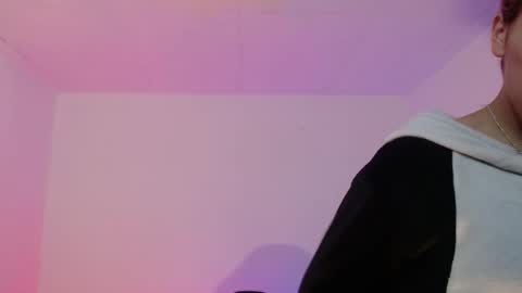 Snapshot of angele_johnson chatting on 11-14-25, 06:39 angele online show from 11-14-25, 06:39