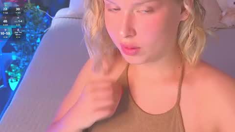 Snapshot of angelic_coy chatting on 07-08-26, 11:26 Angelic beauty online show from 07-08-26, 11:26