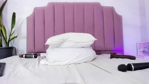 Snapshot of angeline_blake chatting on 01-31-25, 10:42 Angeline online show from 01-31-25, 10:42