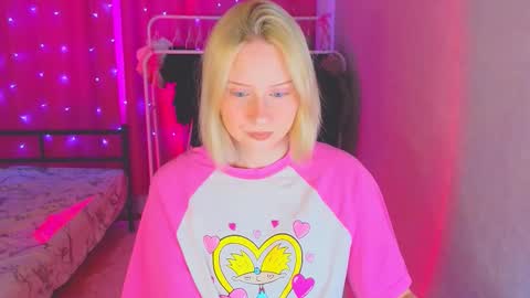 Snapshot of angellisss chatting on 02-23-26, 10:56 Cutie online show from 02-23-26, 10:56