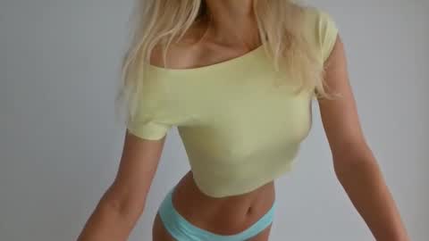 Snapshot of angelsquirting chatting on 12-14-25, 10:42 Alesia online show from 12-14-25, 10:42