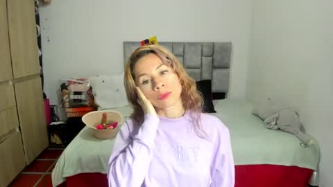 Snapshot of angie_blondie chatting on 02-04-25, 11:49 angie online show from 02-04-25, 11:49
