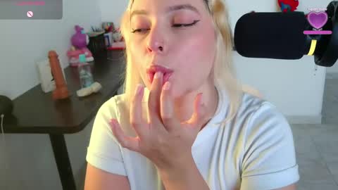 Snapshot of ania_mml chatting on 05-28-26, 09:45 Ania online show from 05-28-26, 09:45