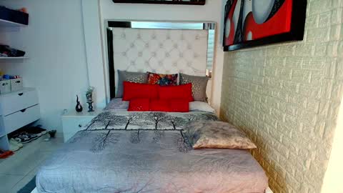 laura  online show from 09-18-25, 11:07