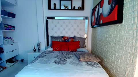 laura  online show from 10-30-25, 02:02