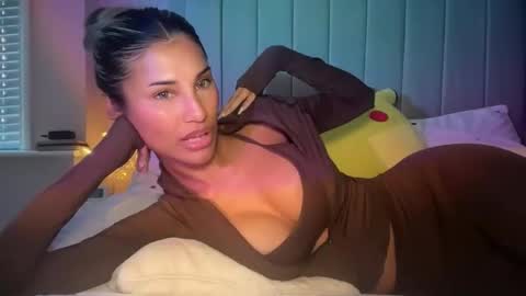 Snapshot of aniishaa chatting on 11-18-25, 11:47 anisha online show from 11-18-25, 11:47