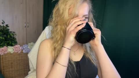 Snapshot of anita_blairr chatting on 05-22-26, 01:02 Anita online show from 05-22-26, 01:02