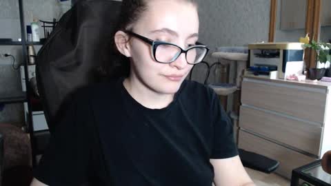 Snapshot of ankey_rayah chatting on 12-15-24, 03:42 Nameless online show from 12-15-24, 03:42