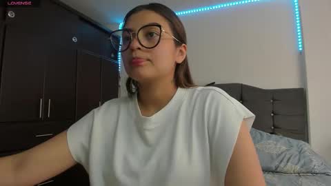 Snapshot of anna_bailey_ chatting on 03-17-26, 03:26 Anna online show from 03-17-26, 03:26