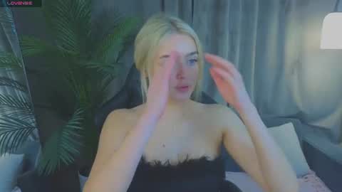 Snapshot of anna_nickol chatting on 06-21-26, 05:15 Anna online show from 06-21-26, 05:15