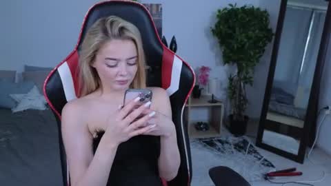 Snapshot of anna_nickol chatting on 07-22-26, 04:43 Anna online show from 07-22-26, 04:43