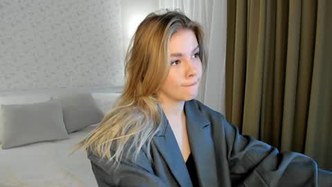 Snapshot of anna_robinson chatting on 12-10-24, 01:11 Anna online show from 12-10-24, 01:11