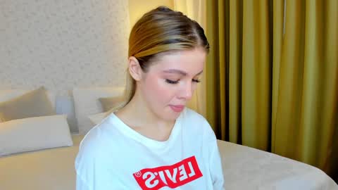 Snapshot of anna_robinson chatting on 12-18-24, 01:05 Anna online show from 12-18-24, 01:05