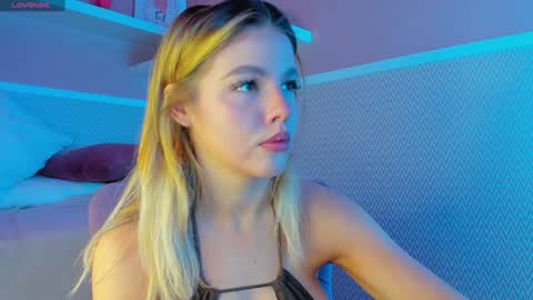 Snapshot of anna_robinson chatting on 02-07-25, 01:25 Anna online show from 02-07-25, 01:25
