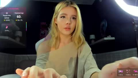 Snapshot of anna_robinson chatting on 09-14-25, 01:05 Anna online show from 09-14-25, 01:05