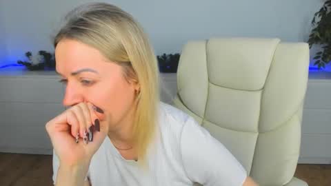 anna_snow9 online show from 12-15-25, 07:07