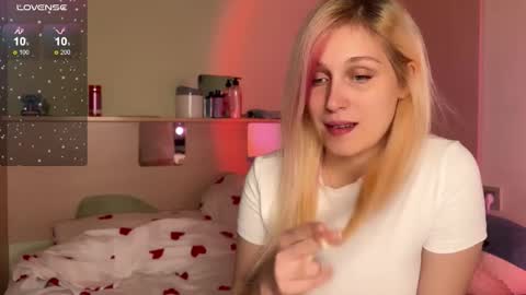 Snapshot of annabel_myr chatting on 10-15-25, 11:43 Annabel online show from 10-15-25, 11:43