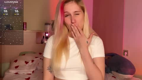 Snapshot of annabel_myr chatting on 10-16-25, 04:19 Annabel online show from 10-16-25, 04:19