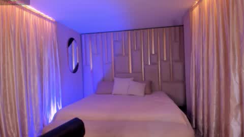 Snapshot of annahoffman_ chatting on 10-27-25, 01:04 annahoffman_ online show from 10-27-25, 01:04