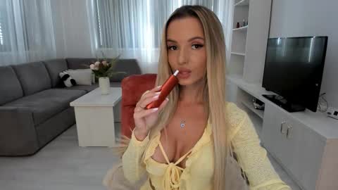 Snapshot of annaise_ chatting on 09-11-25, 10:15 annaise  online show from 09-11-25, 10:15