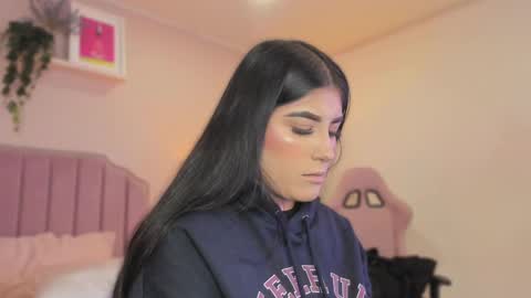 Snapshot of anneee_ chatting on 02-19-25, 12:11 Anne online show from 02-19-25, 12:11