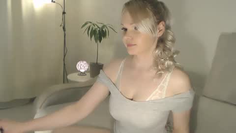 Snapshot of annett chatting on 02-08-25, 03:42 Annett online show from 02-08-25, 03:42