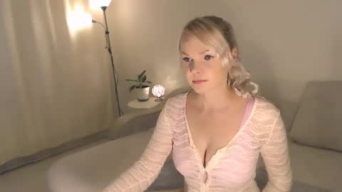 Snapshot of annett chatting on 09-24-25, 12:47 Annett online show from 09-24-25, 12:47