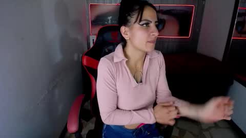 Anniee online show from 12-20-25, 01:40