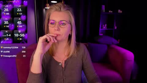 Snapshot of annielight chatting on 03-09-25, 08:51 Annie online show from 03-09-25, 08:51