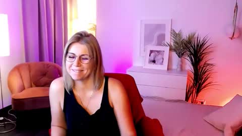 Snapshot of annielight chatting on 09-19-25, 05:53 Annie online show from 09-19-25, 05:53