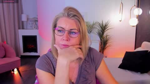 Snapshot of annielight chatting on 09-29-25, 05:56 Annie online show from 09-29-25, 05:56