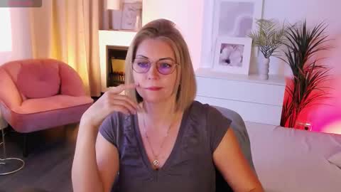 Snapshot of annielight chatting on 10-05-25, 05:39 Annie online show from 10-05-25, 05:39