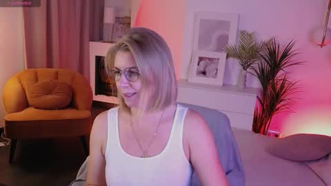 Snapshot of annielight chatting on 10-15-25, 01:44 Annie online show from 10-15-25, 01:44