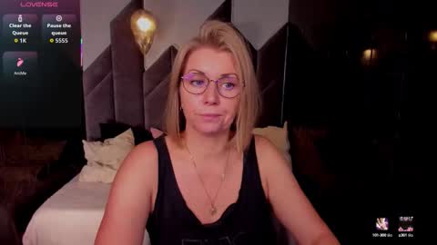 Snapshot of annielight chatting on 10-16-25, 05:52 Annie online show from 10-16-25, 05:52