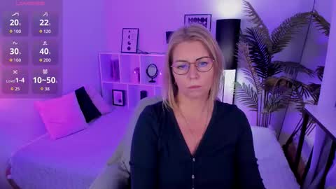 Snapshot of annielight chatting on 10-25-25, 01:40 Annie online show from 10-25-25, 01:40