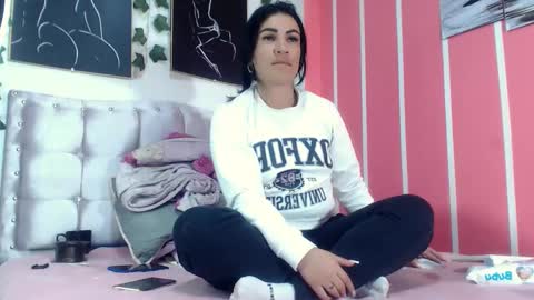 Snapshot of annyevans_ chatting on 02-17-25, 11:09 online show from 02-17-25, 11:09