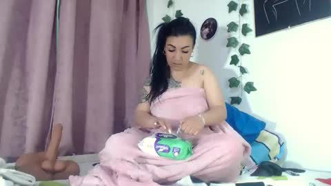 Snapshot of annyevans_ chatting on 10-04-25, 02:48 online show from 10-04-25, 02:48